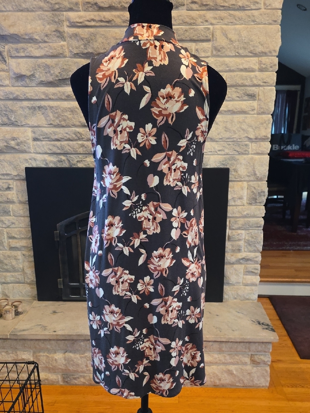 Aeropostale Sleeveless Floral Keyhole Dress in Gray and Blush - Picture 3 of 3